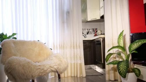 Isola del Bosco - Delle Corti Apartment | Elegant Milan Apartment with Restaurant & Family Amenities