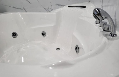 Kazakhstan Apartment | Budget-Friendly Квартиры24 with Relaxing Hot Tub Amenities