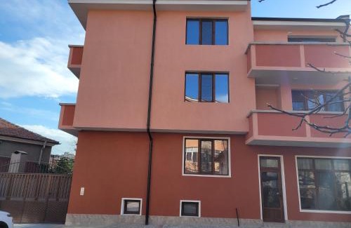 Sliven Apartment | Guest-Approved Китанови: Family-Friendly Rooms Await