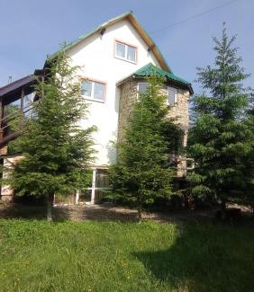 Mykulychyn House | Discover Kolorit: Pet-Friendly Haven with Pool Access