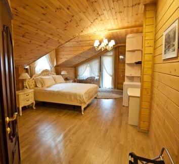 Klavdiyevo-Tarasove House | Family-Friendly GoldFish Club: Rated 10/10 for Relaxation