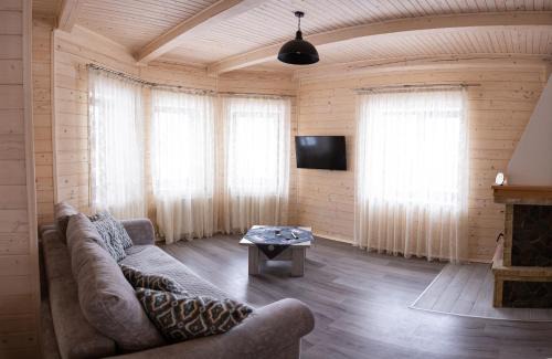 Bukovel Cabin | Cozy Cottages “Друзі” with Spa and Oceanfront Views