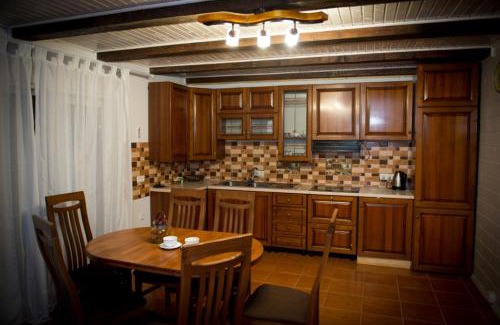 Izki House | Discover Cozy Котедж "Газда" with Breakfast & Family Fun