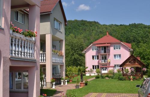 Solochyn Apartment | Cozy Котедж Любов: Pet-Friendly Oceanfront Retreat