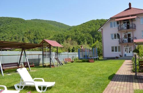 Solochyn Apartment | Cozy Котедж Любов: Pet-Friendly Oceanfront Retreat