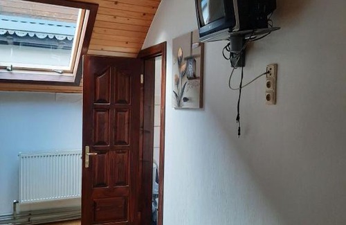 Yaremche House | Pet-Friendly Cottage with Hot Tub: Котедж Садиба Крайлюків