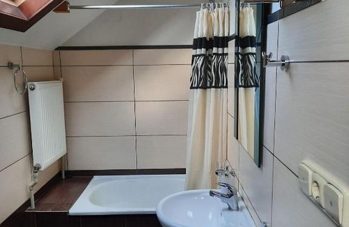 Yaremche House | Pet-Friendly Cottage with Hot Tub: Котедж Садиба Крайлюків