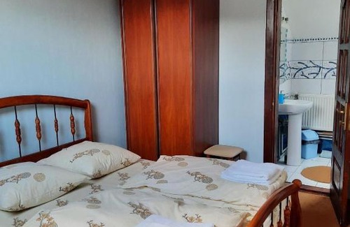 Yaremche House | Pet-Friendly Cottage with Hot Tub: Котедж Садиба Крайлюків