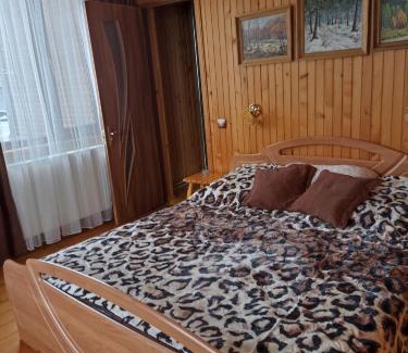 Kosiv House | Cozy Cottage "Хата Рибака" with Family-Friendly Amenities