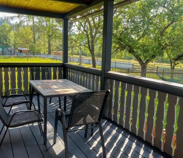 Verkhovyna Apartment | Discover Котедж Шум Черемоша by the River - 9.8 Rated Stay