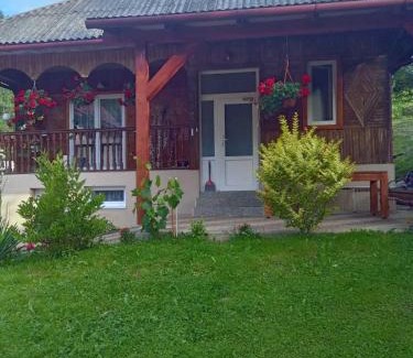 Podobovets House | Cozy Котедж: Guest Rated 9.3 with Hot Tub & Kitchen
