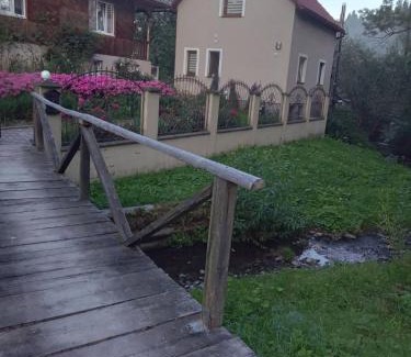 Podobovets House | Cozy Котедж: Guest Rated 9.3 with Hot Tub & Kitchen
