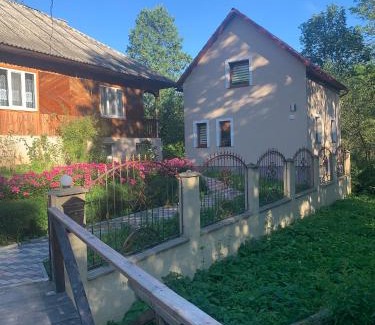 Podobovets House | Cozy Котедж: Guest Rated 9.3 with Hot Tub & Kitchen
