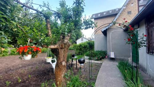 Holosiivskyj House | Cozy Cottage Retreat in Chapaevka, Guest Rated 8.4/10
