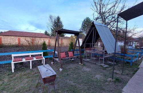 Holosiivskyj House | Cozy Cottage Retreat in Chapaevka, Guest Rated 8.4/10