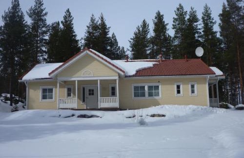 Enonkoski House | Relaxing Cottage in Enonkoski, Finland with Hot Tub