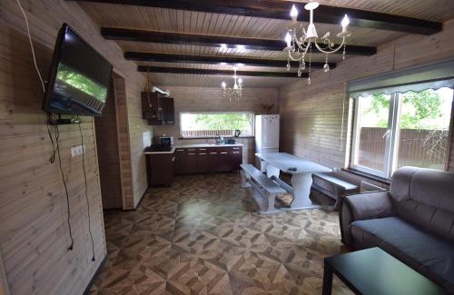 Volyn Oblast House | Cozy Коттедж Злата: Family-Friendly with Breakfast Included