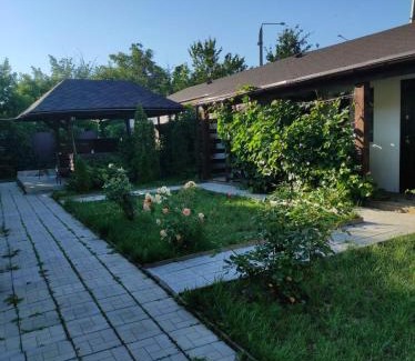 Dzerzhyns'kyi District Apartment | Cozy Коттедж Науки 65: Perfect for Kids and Pets