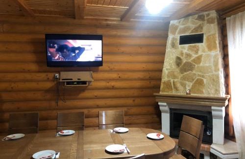 Myhove Villa | Cozy Retreat at Коттедж Luky with Hot Tub & Breakfast