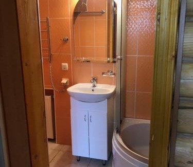 Myhove Villa | Cozy Retreat at Коттедж Luky with Hot Tub & Breakfast