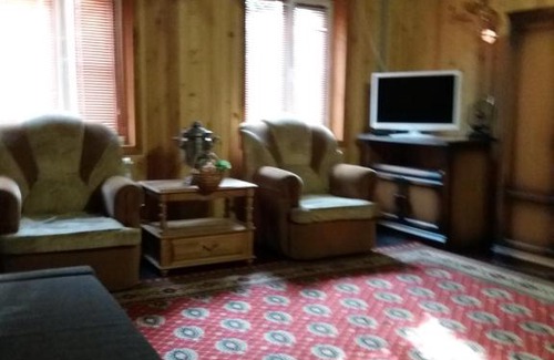 Nizhny Novgorod House | Pet-Friendly Cottage with Breakfast and Hot Tub Awaits You