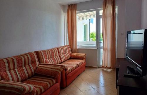 Sinemoretz House | Budget-Friendly Hotel Крин: Ideal for Families and Pets