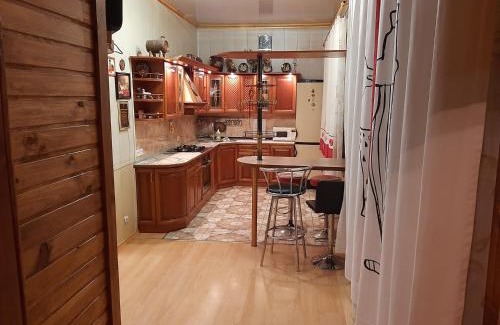 Podilskyj Villa | Kurenevsky Dvir: 4-Star Retreat with Pool & Pet-Friendly