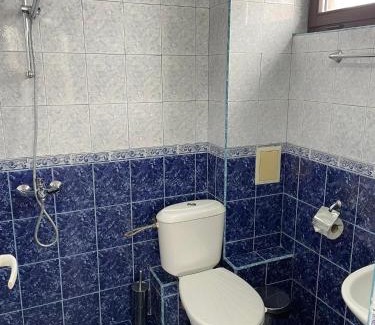 Dobrinishte House | Family-Friendly Stay at Къща за гости Александра with Hot Tub
