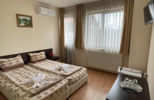 Dobrinishte House | Family-Friendly Stay at Къща за гости Александра with Hot Tub