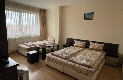 Dobrinishte House | Family-Friendly Stay at Къща за гости Александра with Hot Tub