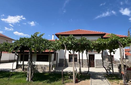 Hisarja House | Къща за гости Бадови