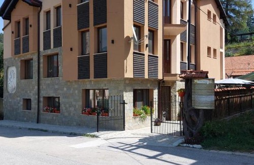Samokov House | Family-Friendly Къща за гости Бялото Конче with Hot Tub
