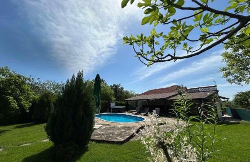 Hisarja Villa | Explore Къща за гости Вила Смокиня in Хисаря – Pet Friendly Retreat