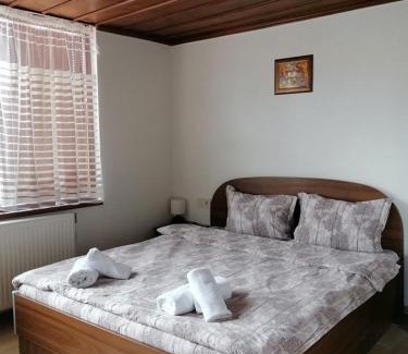 Dobrinishte House | Guest-Rated 10/10 at Къща за гости Градината with Kitchen