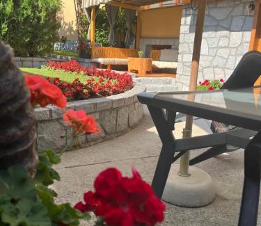Kvartal Noviya Grad House | Welcoming Къща за гости ГРАНИТ with Hot Tub & Family Fun