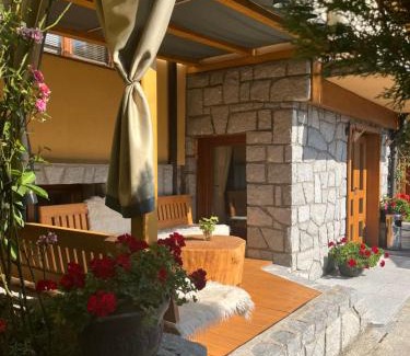 Kvartal Noviya Grad House | Welcoming Къща за гости ГРАНИТ with Hot Tub & Family Fun
