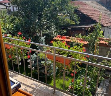 Kvartal Noviya Grad House | Welcoming Къща за гости ГРАНИТ with Hot Tub & Family Fun