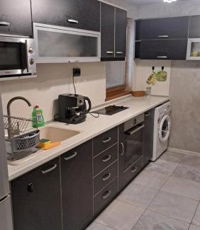 Targovishte Apartment | Cozy Getaway: Къща под наем with Fireplace & Family Fun