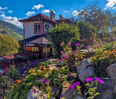 Svoge House | Guest Rated 10/10: Къща за гости Марчела & Restaurant