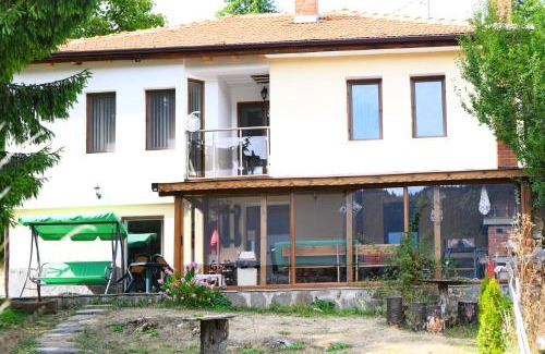 Stoykite House | Explore КЪЩА ЗА ГОСТИ “НИЯ” with Hot Tub & Pet-Friendly Stay