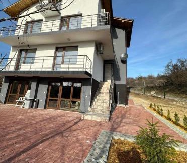 Dupnitsa Villa | Family-Friendly Retreat at Къща за гости “При Язовира”