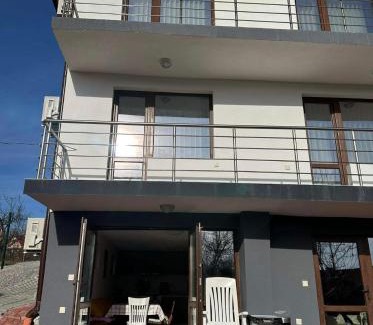 Dupnitsa Villa | Family-Friendly Retreat at Къща за гости “При Язовира”