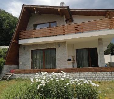Razlog Ski Chalet | Guest House Radost: Oceanfront Oasis with Spa & Pool