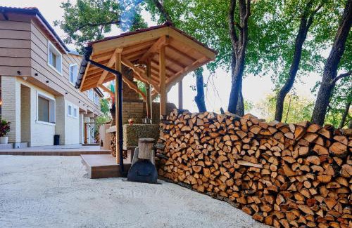 Elhovo Villa | Cozy Stays at Къща за гости Свети Петър и Павел
