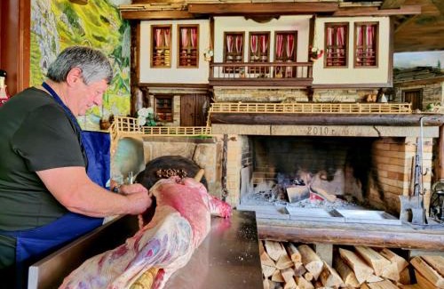 Ustovo House | Guest-Rated House for Guests: Restaurant & Family-Friendly