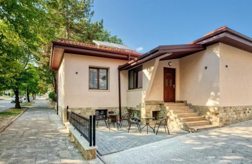 Hisarja Villa | Kid-Friendly Getaway at Къща за гости Relax - 9.7 Rating!