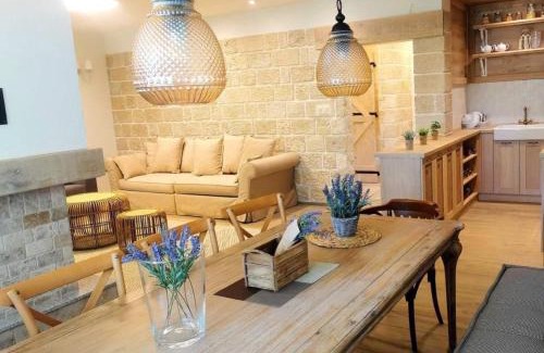 Oreshak House | Top-Rated Volpe Guesthouse with Pool and Pet-Friendly Options