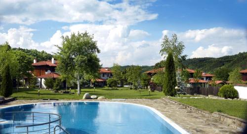 Oreshak House | Top-Rated Volpe Guesthouse with Pool and Pet-Friendly Options