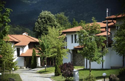 Oreshak House | Top-Rated Volpe Guesthouse with Pool and Pet-Friendly Options
