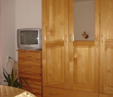 Cherven House | Charming PETROVA: Family-Friendly with Breakfast & Hot Tub